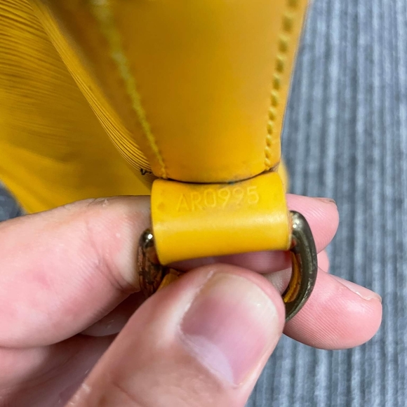 SOLD. Authentic Louis Vuitton Epi Leather Noe Bucket Bag Vintage-Authentic - Picture 5 of 17